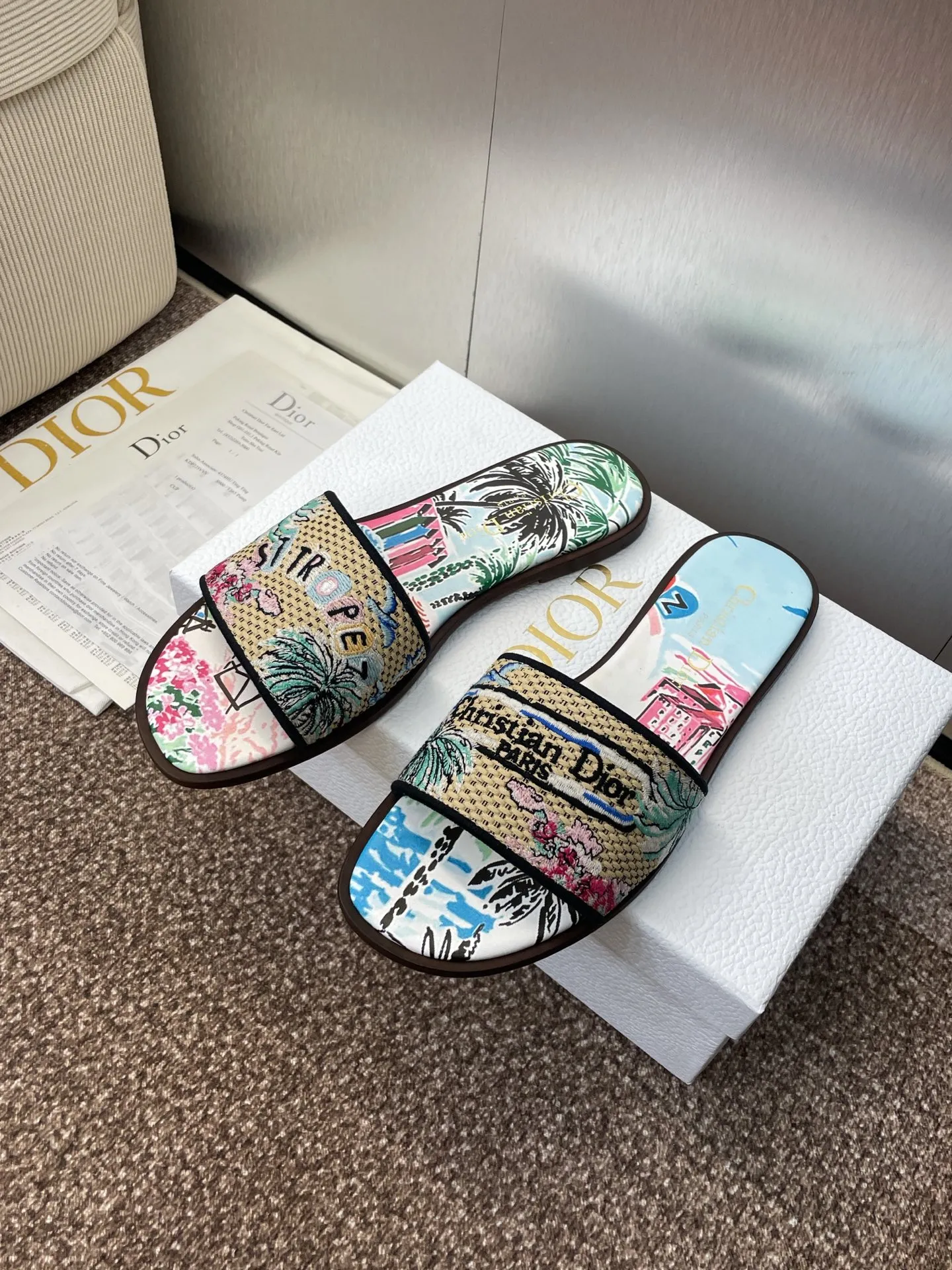 👟👟Ex-factory price 500👟👟 Dior 2025 spring and summer new style DWAY flat flip flops jelly color women's shoes CD letter logo three-dimensional embroidery round toe open toe color block sandals Material: upper imported raffia electric embroidery high temperature water-soluble cotton technical fabric + water-dyed sheepskin lining + Italian thickened leather outsole size: 34-42 (34.40.41.42. Customized, non-refundable and non-exchangeable)